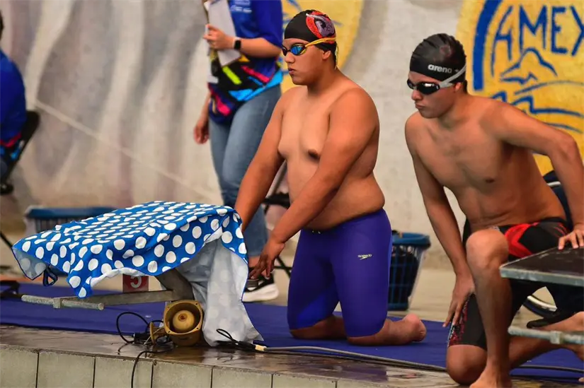 Carlos Ramírez Campaña celebra su medalla de plata en 100 m estilo libre S8, fruto de su esfuerzo y dedicación. Foto: ISDE