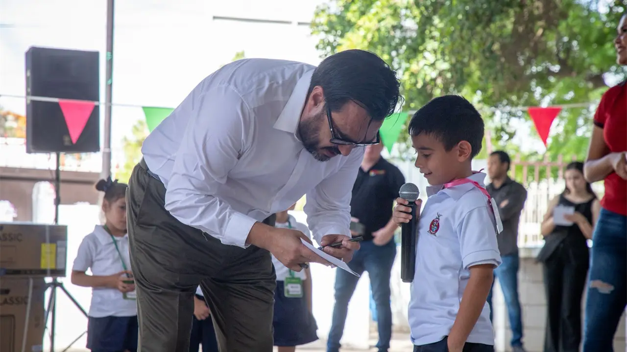 Juan de Dios Gámez entrega aire acondicionado en jardín de niños de El Diez, Culiacán.