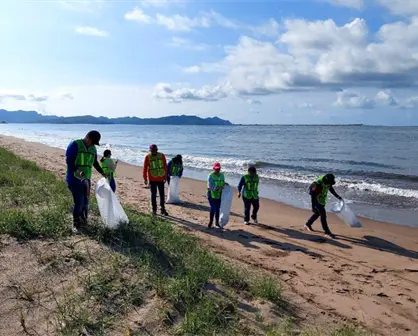 Gobierno de Ahome y voluntarios limpian playa El Maviri en Ahome