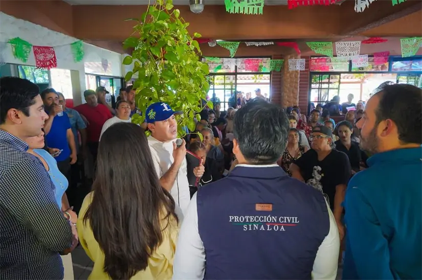En este encuentro los residentes de Altata empezaron a recibir apoyos gubernamentales