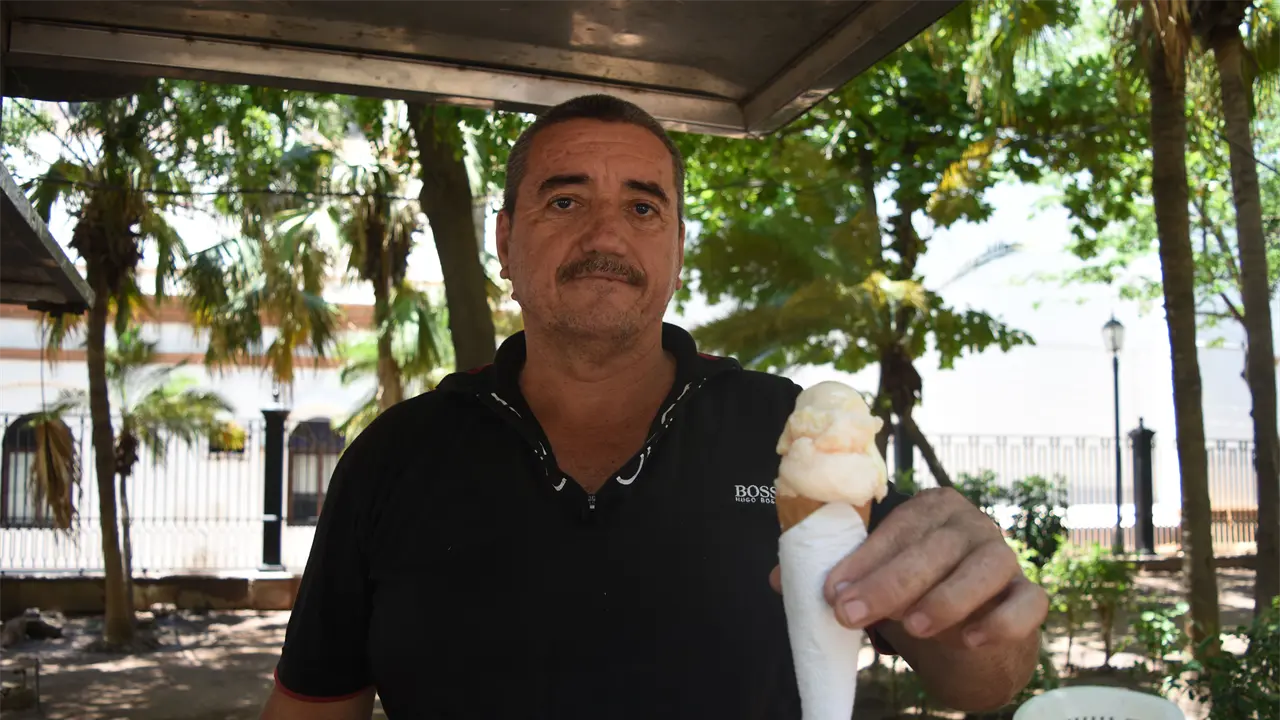 Jesús Felipe Uriarte López ha pasado su vida entre cocos frescos, nieves de garrafa y raspados. Ha convertido la Catedral de Culiacán en su hogar y en el escenario de toda una vida dedicada a la tradición que heredó de su padre. Fotos: Lino Ceballos.