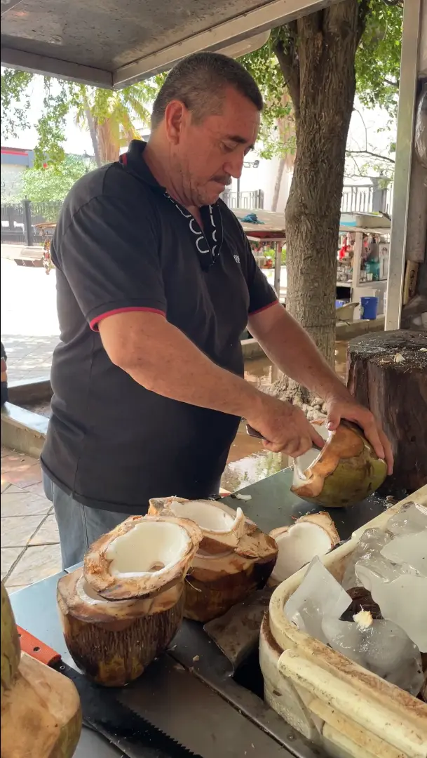 Con muy buen ánimo Felipón prepara los cocos, los raspados o lo que le pidan los clientes. Foto: Lino Ceballos