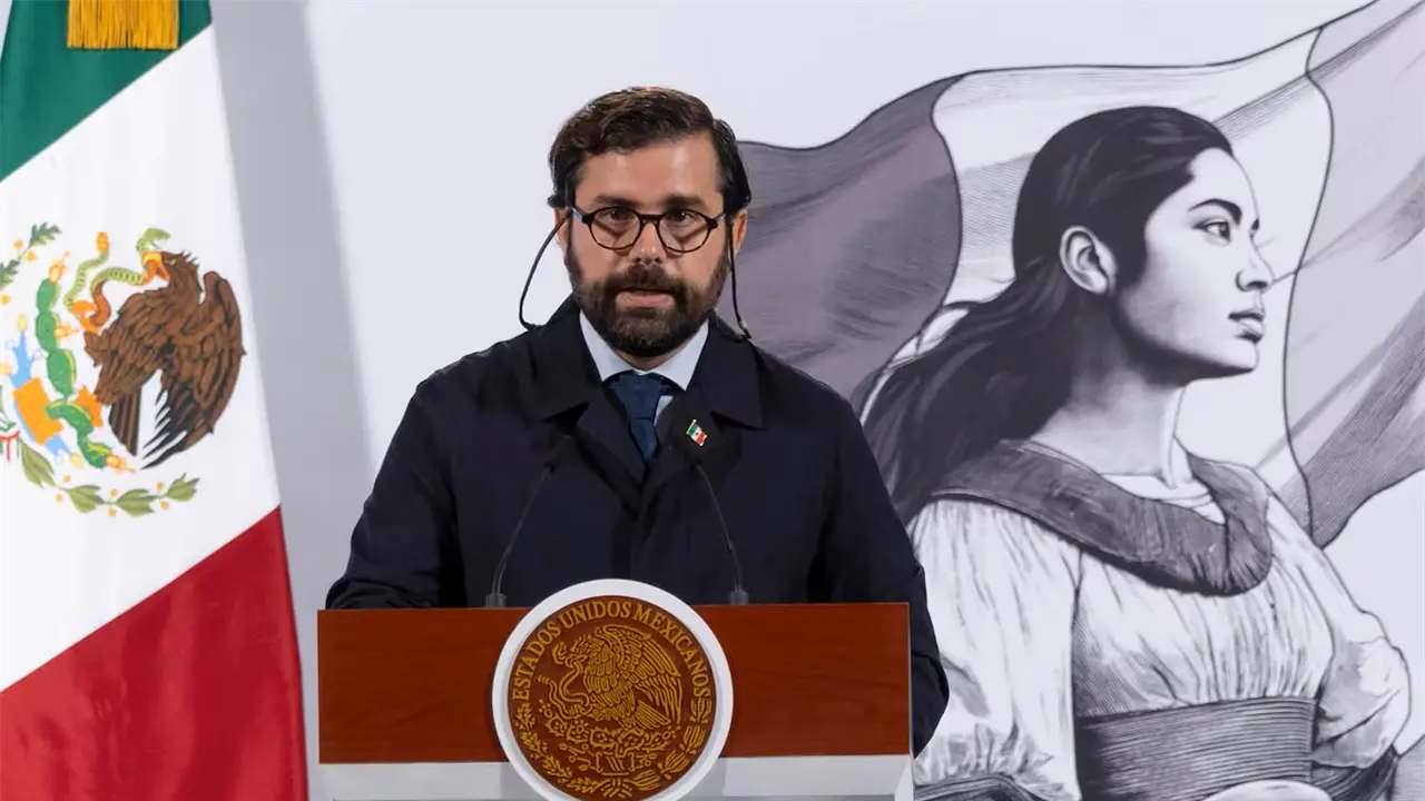 Alejandro Svarchs Pérez, titular del IMSS Bienestar, dio el anuncio. Foto: Gob. de México