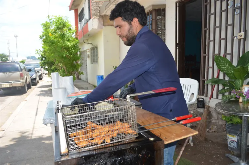 Cada taco, una oportunidad: Javier Alfaro en la colonia Emiliano Zapata. Foto: Juan Madrigal