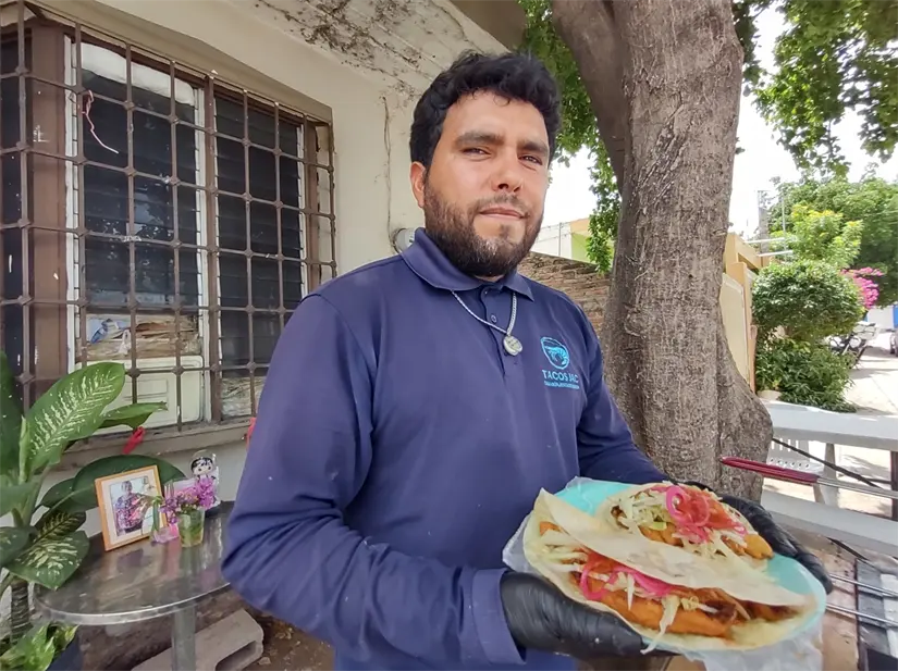 Entre tacos y valentía, Javier escribe su camino hacia un sueño alcanzado con amor y dedicación. Foto: Juan Madrigal