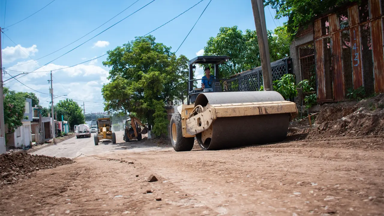 La calle Juventino Rosas, entre Real de los Hoyitos y Tope de Calle, se pavimenta con concreto hidráulico. Foto: Ayuntamiento Culiacán