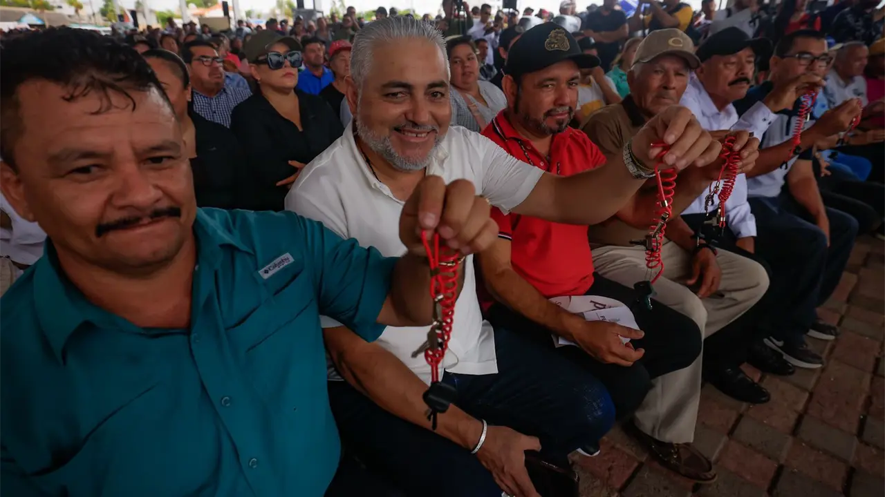 Pescadores de Altata y sus alrededores recibieron motores marinos para ejercer su trabajo. Foto: Cortesía.