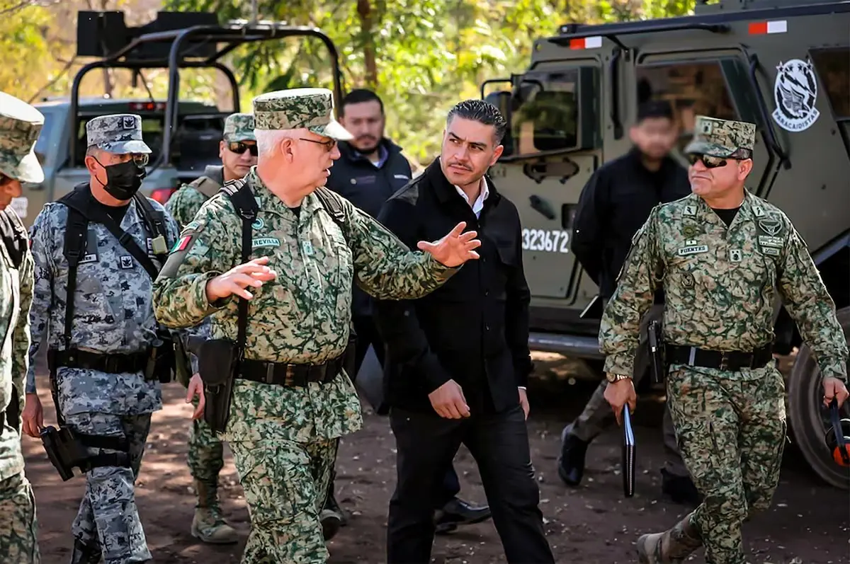 Omar García Harfuch junto a Ricardo Trevilla, titular de la Sedena, durante una de sus visitas a Sinaloa. Foto: SSPC