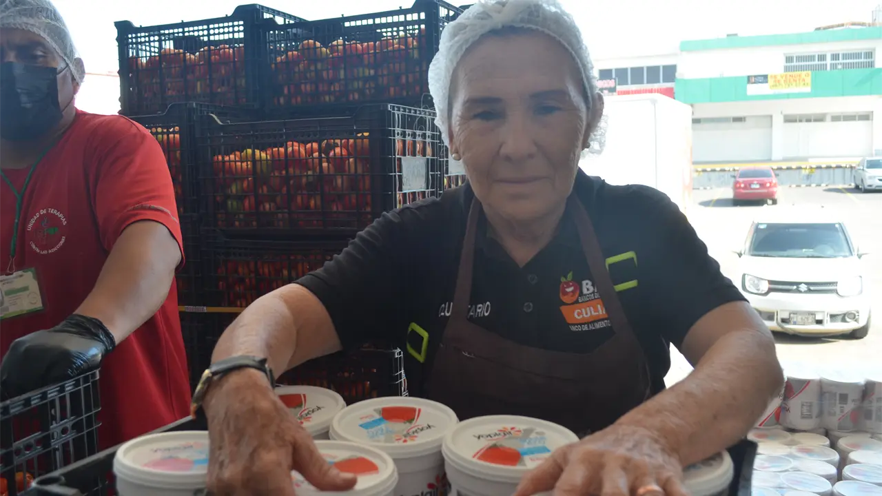 Silvia demuestra que la solidaridad no tiene límites y que un pequeño acto de amor puede convertirse en un motor de esperanza para toda una comunidad. Foto: Juan Madrigal