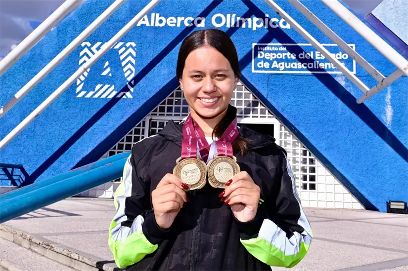 Ximena Reyes celebra sus dos medallas de oro en estilo libre y estilo espalda, reflejo de su esfuerzo y dedicación. Foto: ISDE