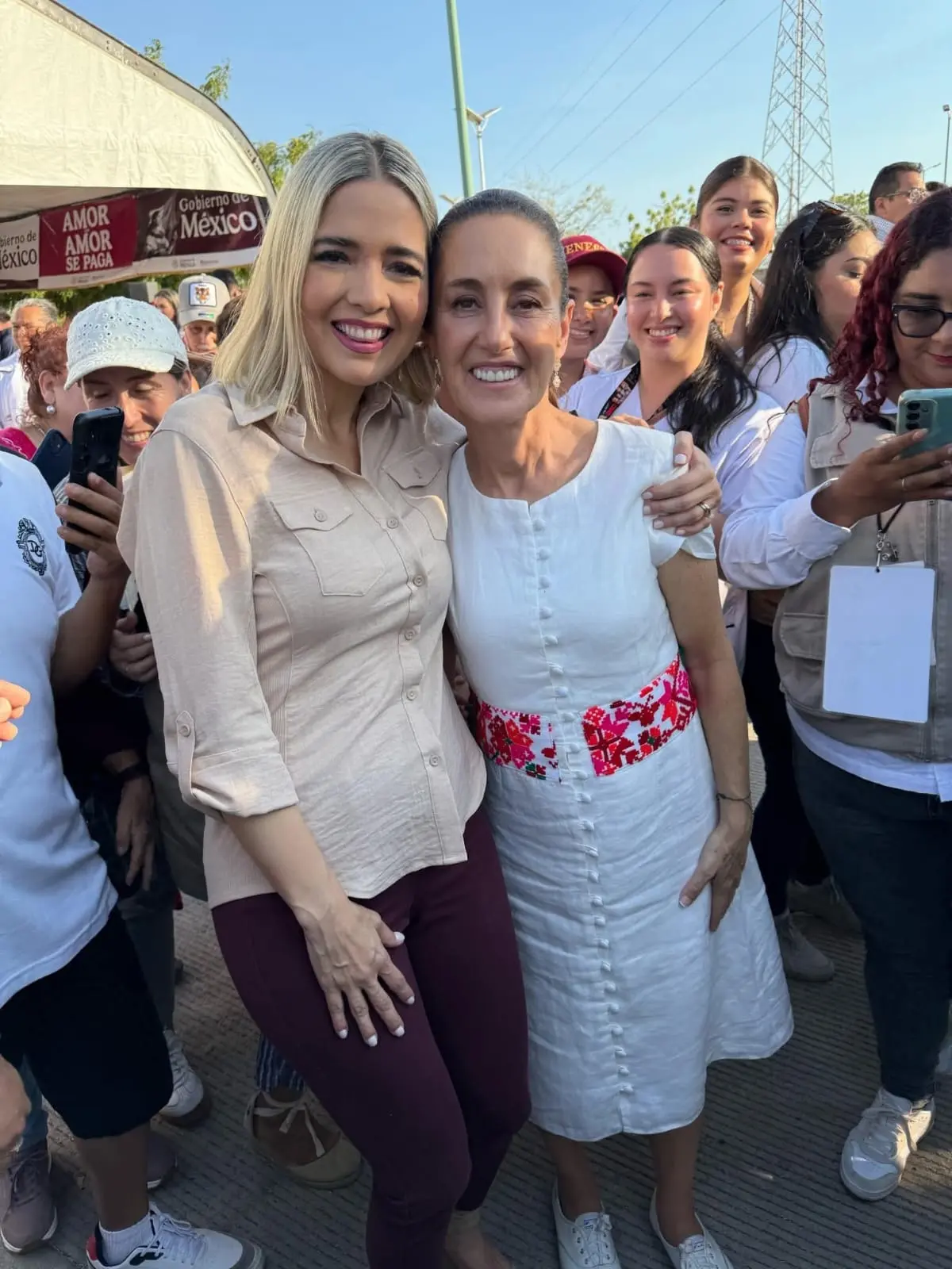 La alcaldesa de Mazatlán, al lado de la presidenta de México, Claudia Sheinbaum.