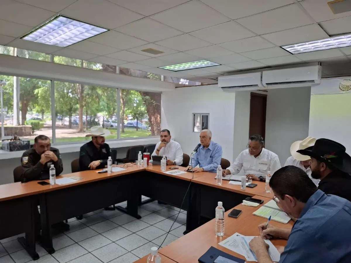 Autoridades y ganaderos en reunión de coordinación para reforzar acciones contra el gusano barrenador en Sinaloa.