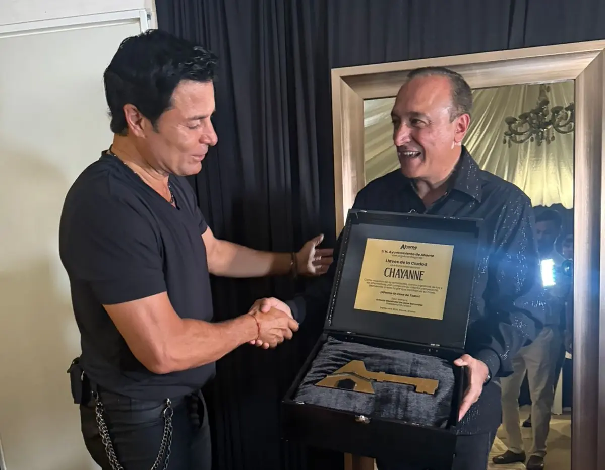 Chayanne no solo conquistó con su voz: también recibió la llave de Los Mochis y dejó plasmadas sus huellas para un proyecto artístico único.