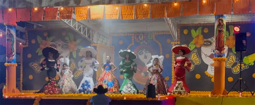Colorido montaje inspirado en la película Coco, con catrinas y música que llenaron de vida el escenario.