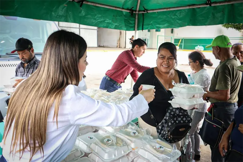 Entrega de alimento a través del programa Alajibua. Foto: Cortesía.