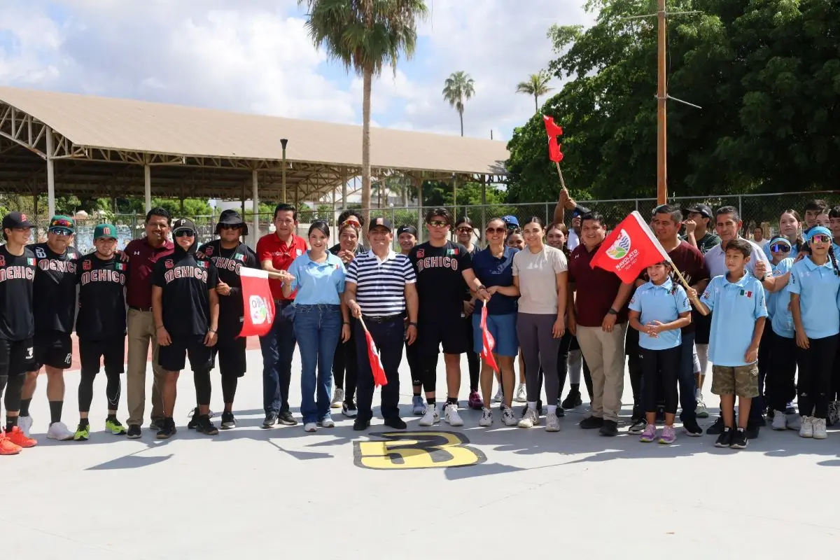 El alcalde Jorge Rosario Bojórquez Berrelleza encabezó la inauguración de la primera cancha de Baseball5 en México.