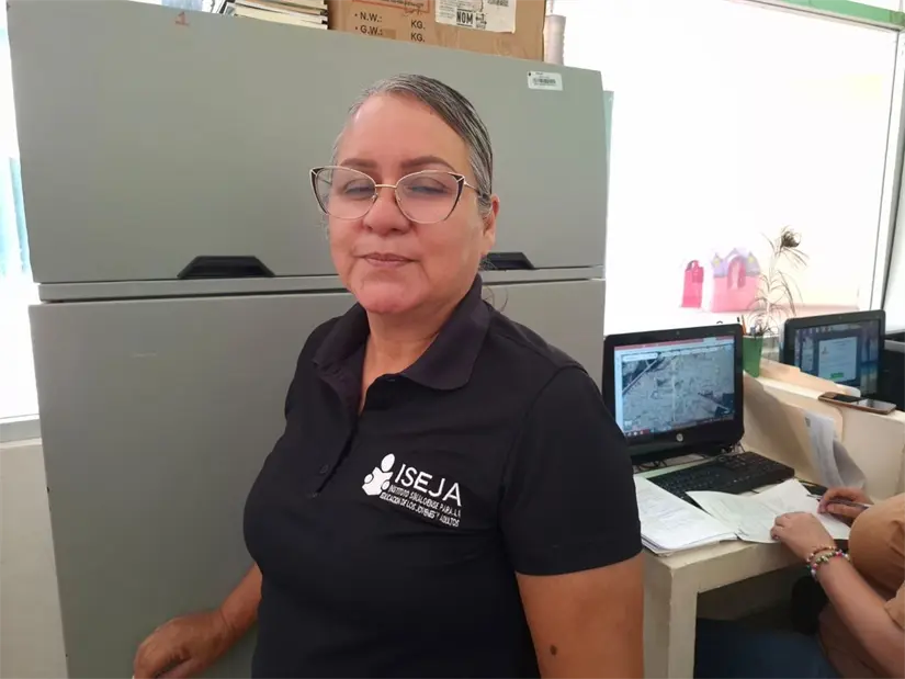 El programa del ISEJA fomenta el aprendizaje mutuo entre estudiantes y educandos en situación de rezago educativo.