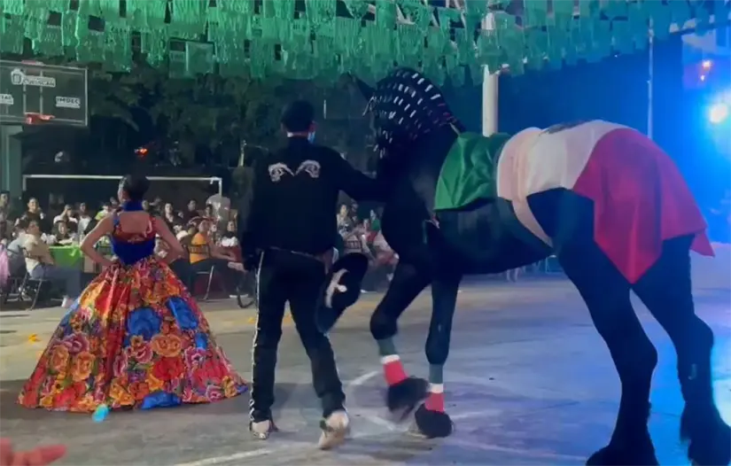 Impactante interpretación de “La Bruja”, con Renata Velázquez y un majestuoso caballo negro.