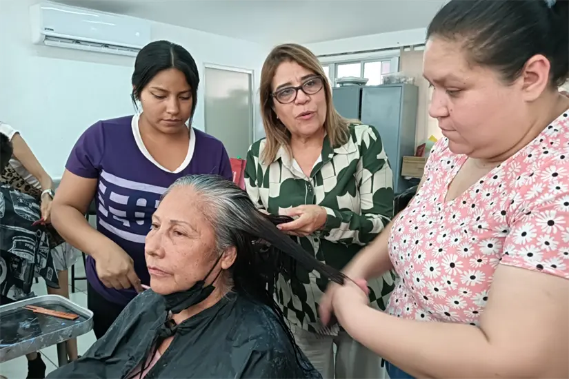 Para Leticia Duarte, cada grupo al que imparte cursos de belleza, se convierte como parte de su familia, y así lo admite.
