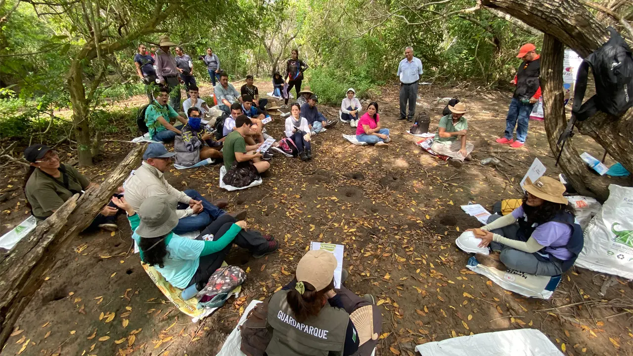 La comunidad de Barrón participó en una jornada de limpieza y sensibilización para proteger el ecosistema de manglar.