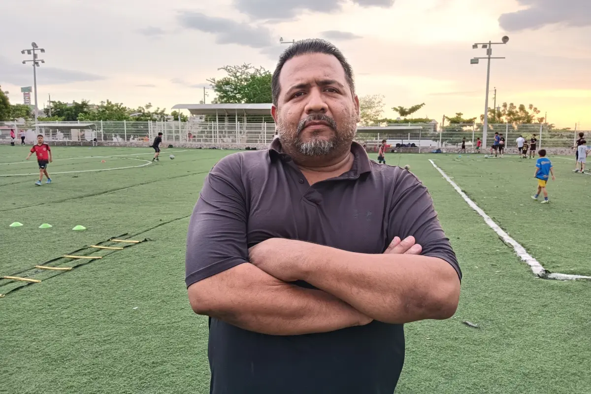 Manuel “Meny” Valenzuela impulsa el deporte en la colonia Nakayama, donde transformó un baldío en una escuelita con 70 jóvenes que hoy encuentran en el futbol, valores, disciplina y comunidad. | Imágenes de Francisco Castro