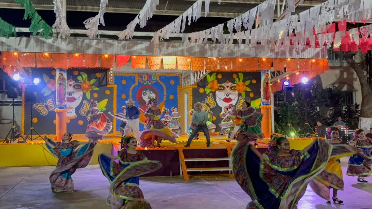 Niñas y niños de la academia BodyFit Kids durante su presentación de bailes regionales en El Salado.