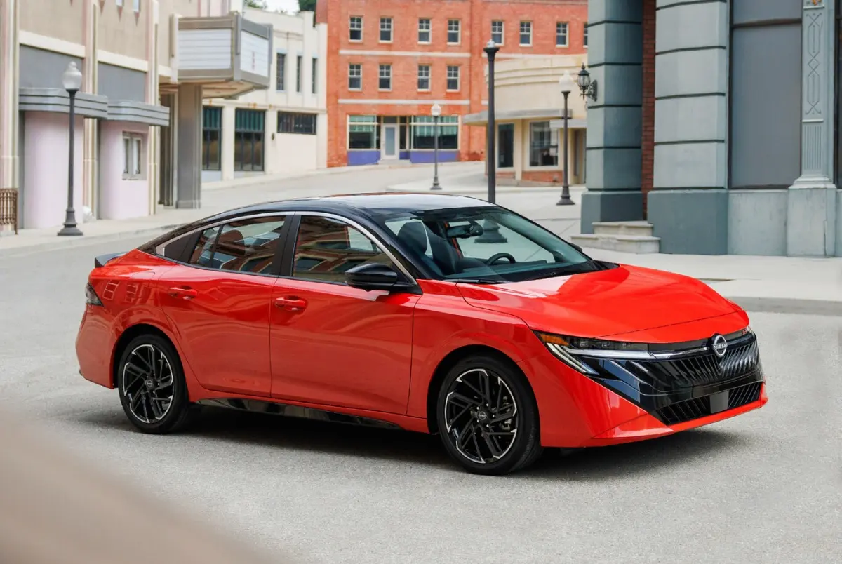 El Sentra 2026 presume de un diseño más deportivo. Foto: Nissan