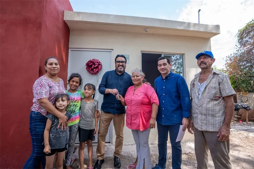 Entrega de vivienda por parte de las autoridades. Foto: Cortesía.