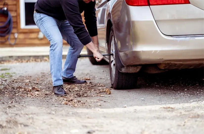 Carro dañado por bache en la vía pública. Foto: Cortesía.