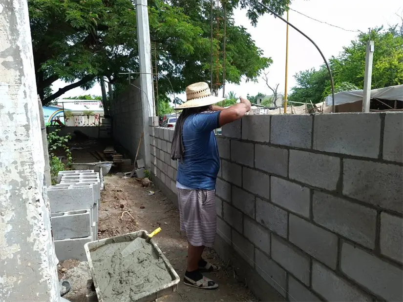 Construyen barda perimetral en la parte frontal del plantel