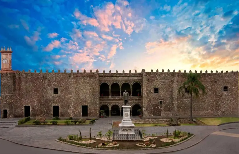 Estos son algunos de los lugares que puedes visitar durante el día en Cuernavaca. Foto: Descubre México.