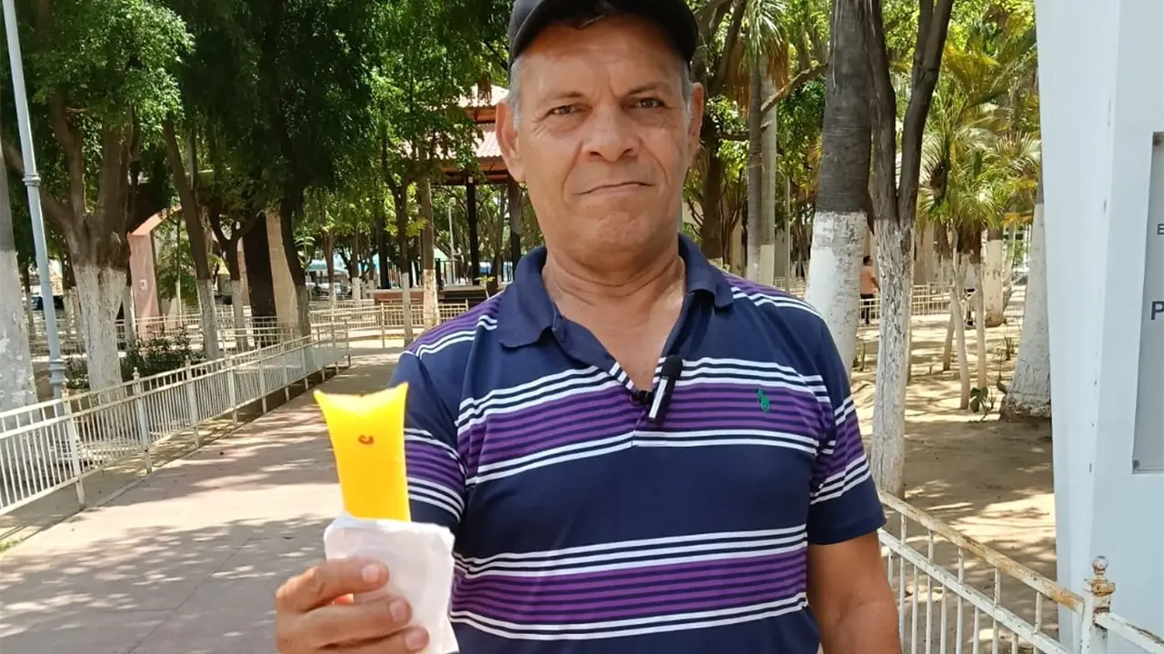 Don Cleto le alegra los días calurosos a la gente de Navolato con la venta de helados y paletas.