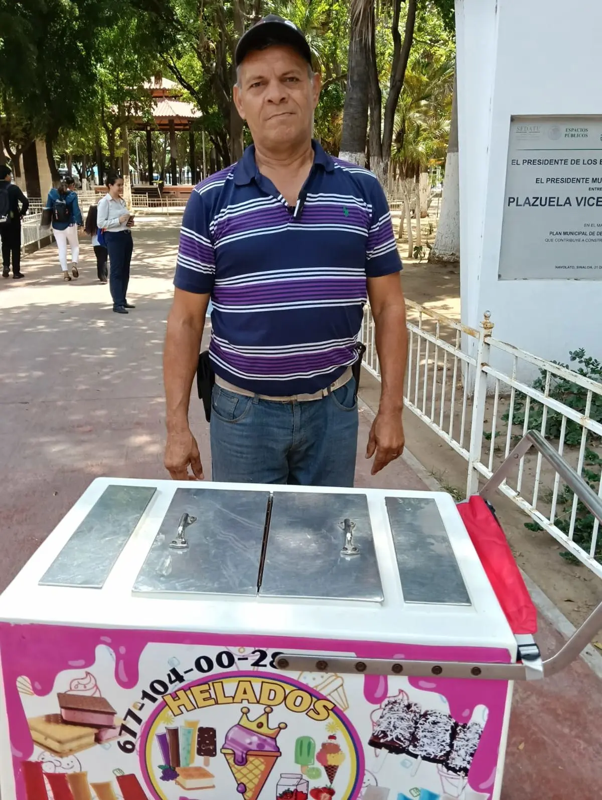 Don Cleto recorre la ciudad para ofrecer deliciosos helados y paletas.