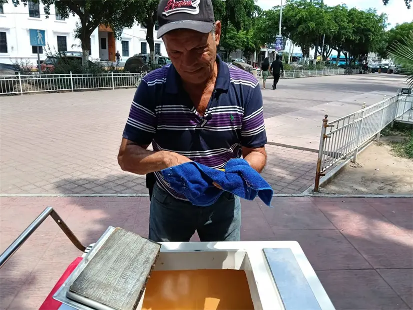 Aunque el trabajo es mucho, la satisfacción es mayor. Don Cleto disfruta su trabajo y platicar con sus clientes.
