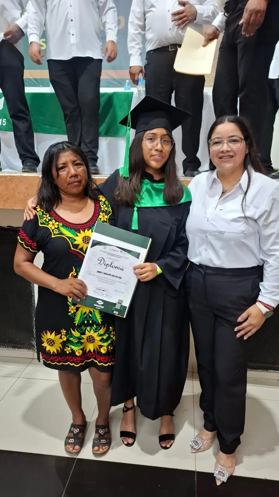 Jarinzi Guadalupe Raúz Gallegos es una joven destacada en el estudio. Su maestra Flor María Cháidez ha sido su fortaleza junto a su mamá Flor Estela Rauz. Foto: Cortesía José Luis Gallardo.