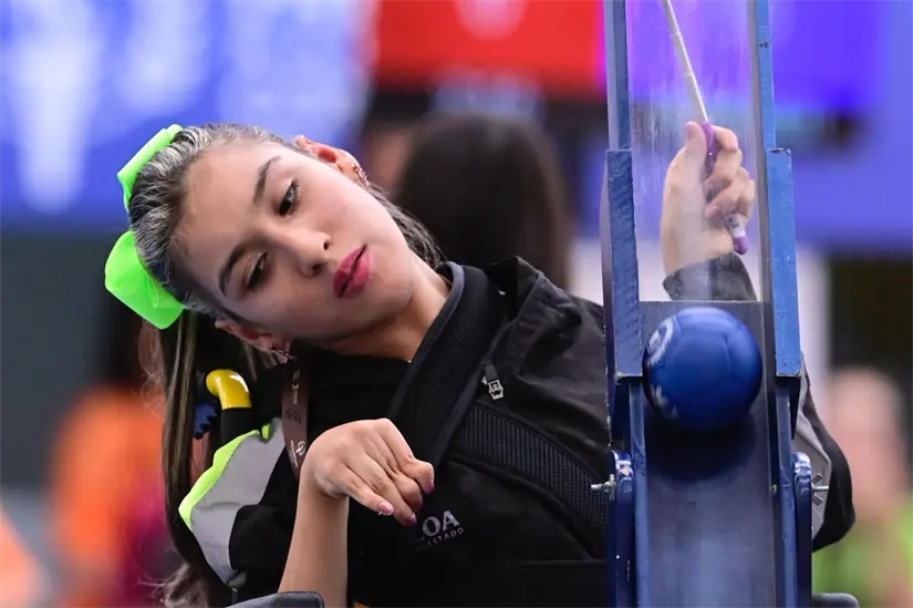 Silvia Jael Ramírez Villela se cuelga la medalla de plata en la clase BC3 de Boccia en la Paralimpiada Nacional CONADE 2025. Foto: ISDE