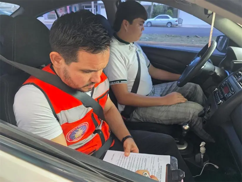 Supervisores de Vialidad y Transportes realizan examen práctico a solicitantes. Foto: Cortesía.