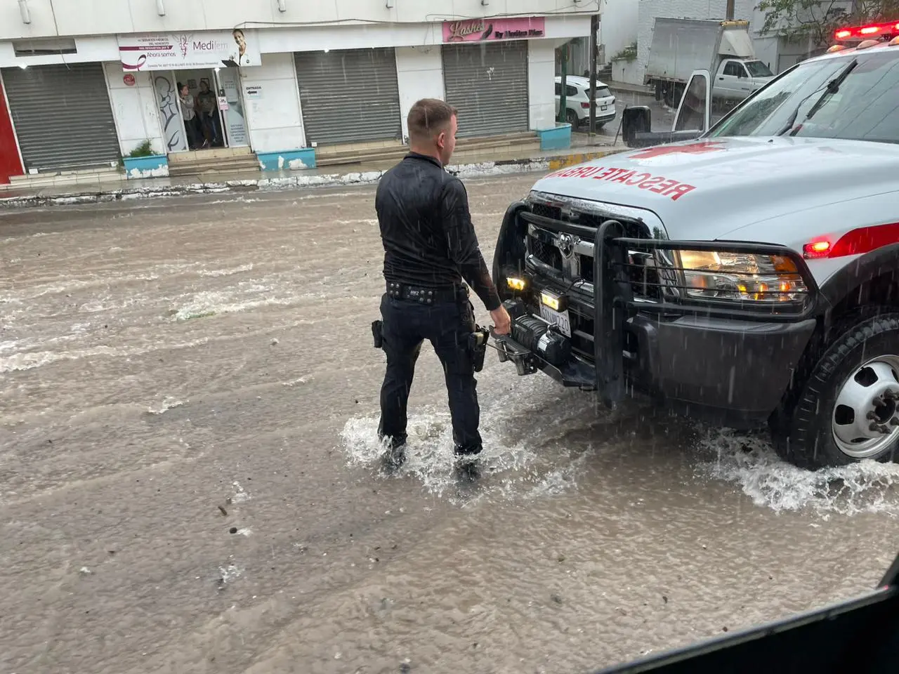 Con recorridos de prevención y monitoreo de riesgos, autoridades de Culiacán trabajan para resguardar a la población durante las lluvias.