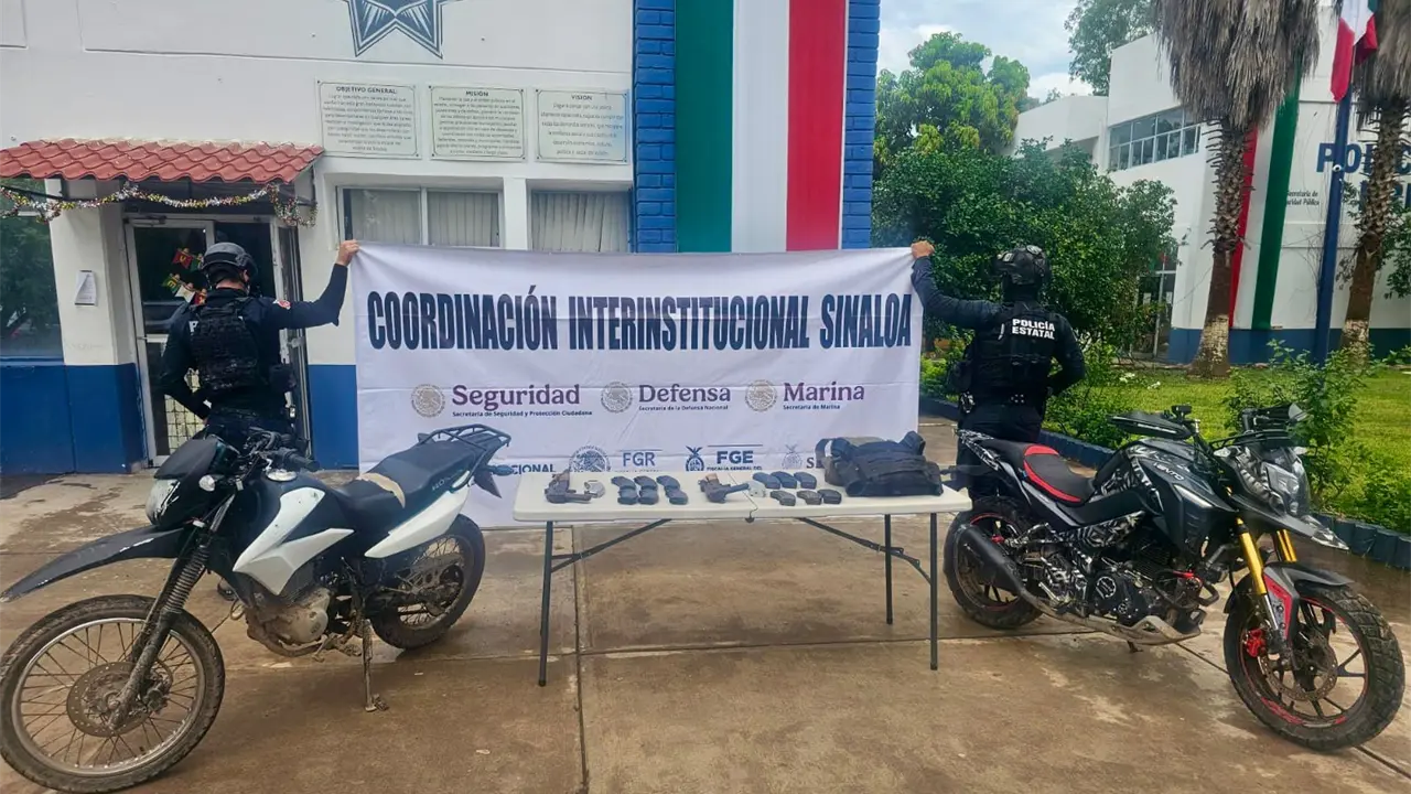 Armas largas y motocicletas robadas fueron aseguradas por las autoridades en el municipio Navolato.