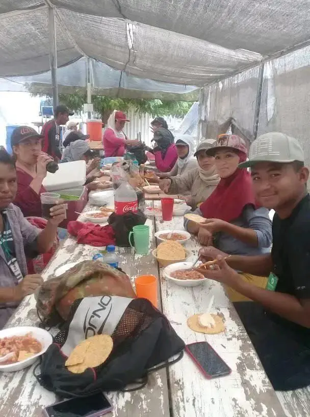 Comedor colectivo en sus días de jornalera agrícola en los campos de Villa Juárez
