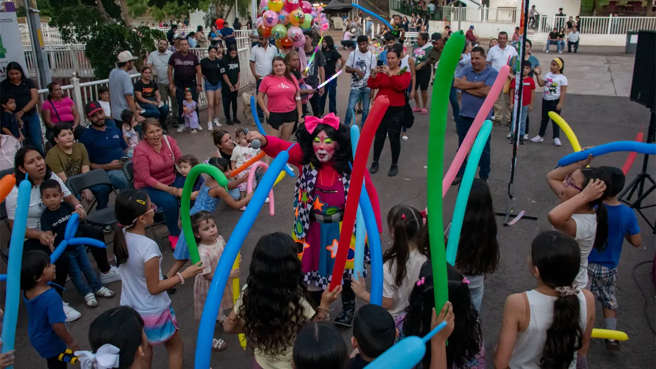Risas, magia y alegría se vivieron en el Parque Culiacán 87, donde niñas, niños y familias compartieron momentos inolvidables con la Payasita Fifí y los grupos teatrales. Foto: Ayuntamiento de Culiacán