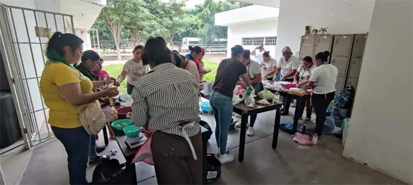Gestoría y ayuda comunitaria. Vecinos y clientes reconocen a Esmeralda como un ejemplo de superación y compromiso social en la comunidad.