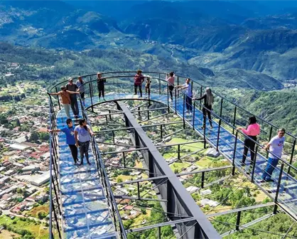 ¿Te atreverías a caminar sobre el Mirador de Cristal en Oaxaca?