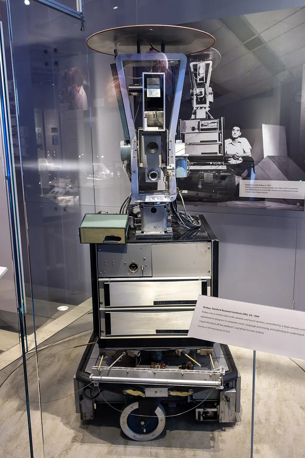 SRI SHAKEY Robot. The Wub, 1969. Museo de Historia de las Computadoras. Fuente: https://commons.wikimedia.org/wiki/File:SRI_Shakey_robot,_1969,_Computer_History_Museum.jpg