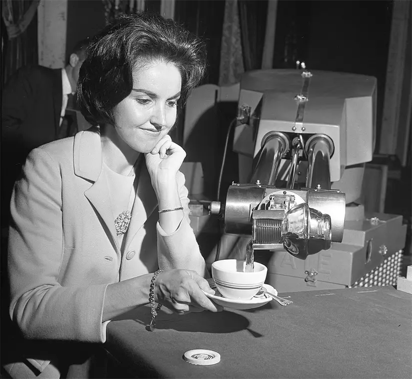 Robot industrial de 3,500 libras, UNIMATE, sirviendo café a una mujer en el hotel Biltmore en Los Angeles, California. Frank Q. Brown, 1967. Fuente: https://digital.library.ucla.edu/catalog/ark:/21198/zz0002vfhd