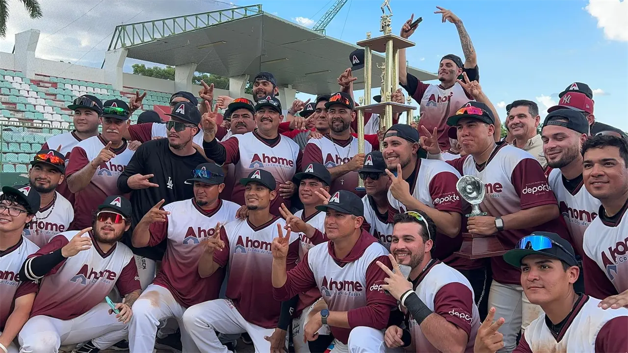 Celebración y emoción: la novena de Ahome levanta el trofeo tras proclamarse campeona estatal de béisbol de Primera Fuerza 2025. Foto: ISDE