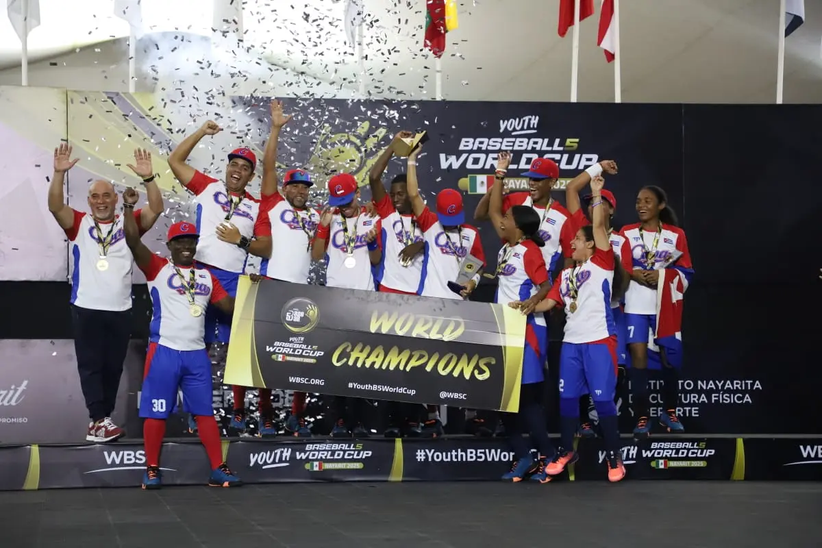 Celebración y alegría: la selección de Cuba levanta el trofeo tras conseguir el bicampeonato en la Copa del Mundo de Beisbol Five. Foto: ISDE