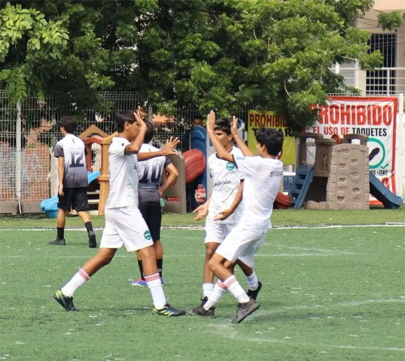 La alegría no se hizo esperar entre jugadoras, jugadores, entrenadores y familias, quienes celebraron con orgullo el pase al Nacional. Foto: IMDEC
