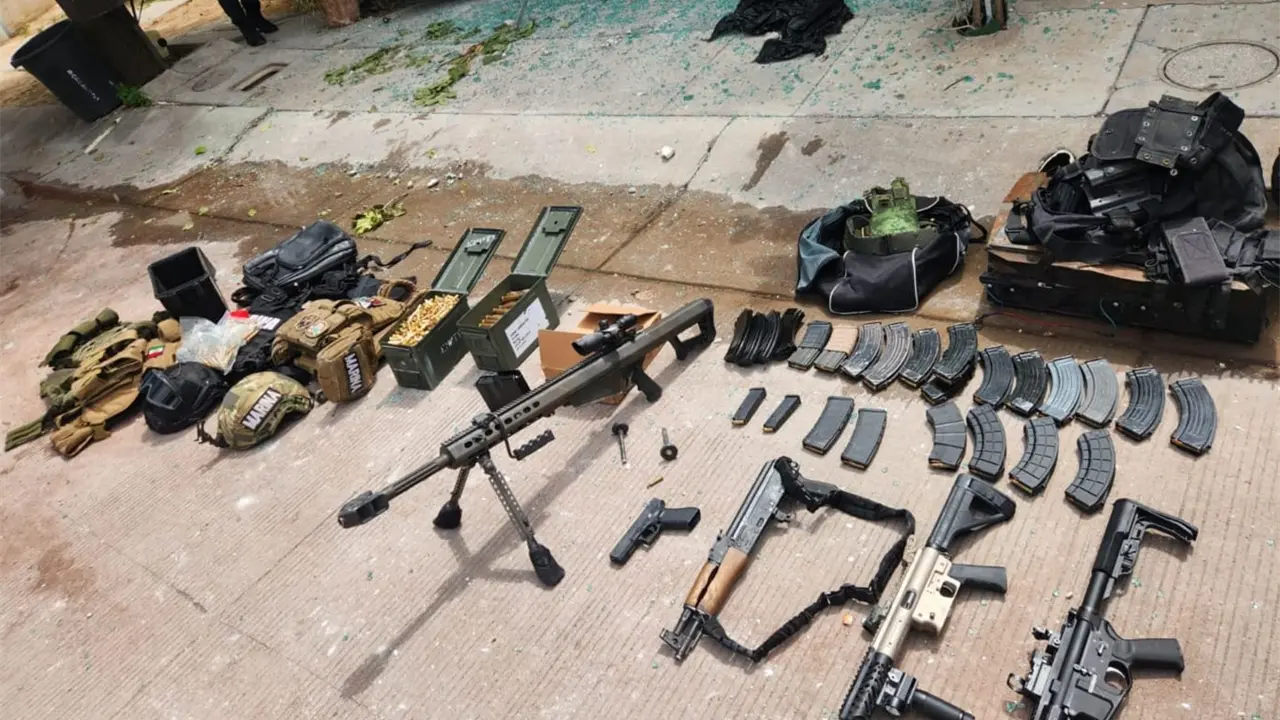 Tras enfrentamiento en La Conquista, Culiacán, autoridades decomisan arsenal y autos.