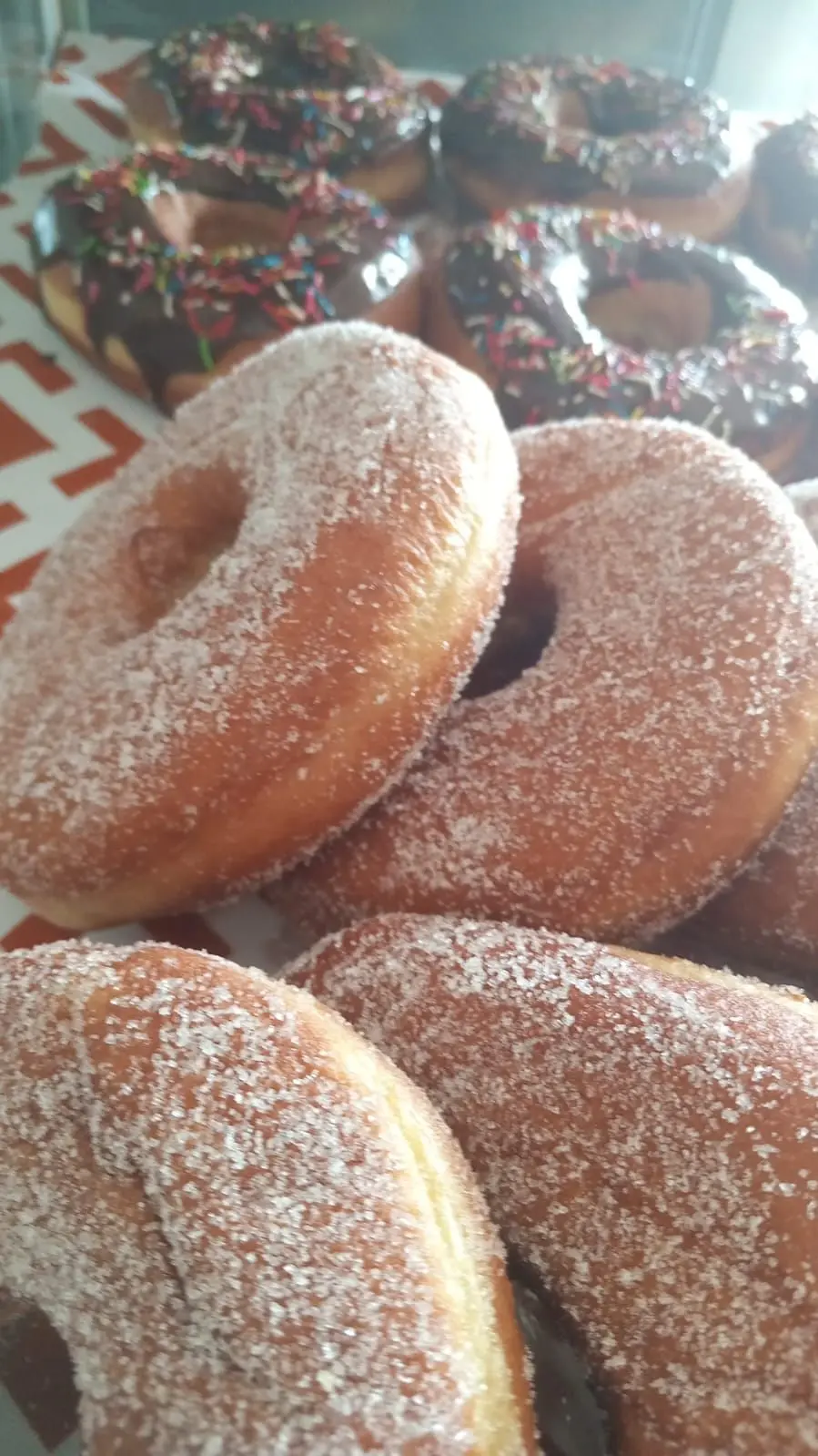 Donas y repostería es nueva línea en la panadería Eben Ezer de Villa Juárez